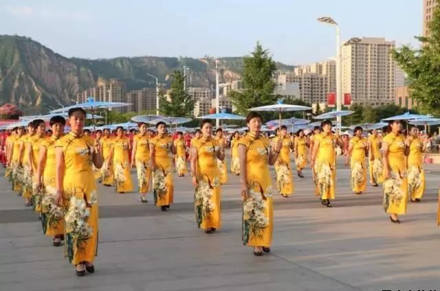 平涼泓源公司黨委和興北路社區(qū)綠地廣場商圈黨建聯(lián)盟合作舉辦“謳歌新時代 共圓中國夢”紀念改革開放四十周年大型群眾廣場文化活動(圖4)